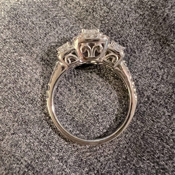 J001. Nwt 3-stone Princess Diamond Engagement/Anniversary Ring 7/8 tdw - Picture 3 of 5